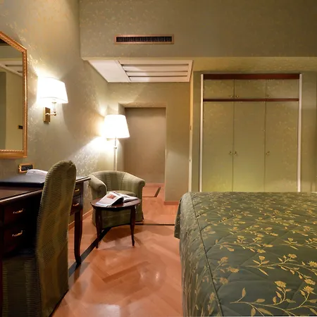 מלון Grand Vesuvio 5*