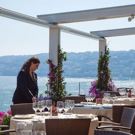 מלון Grand Vesuvio 5*