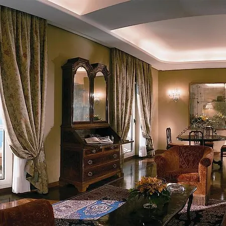 Szálloda Grand Vesuvio 5*