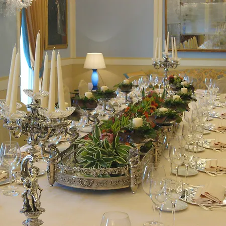Otel Grand Vesuvio